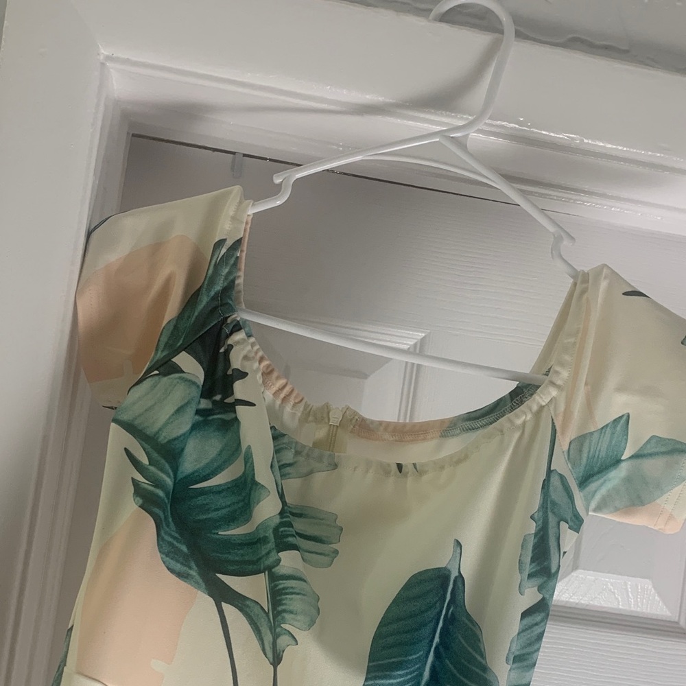 Elegant Green and Cream Leaf Print Dress